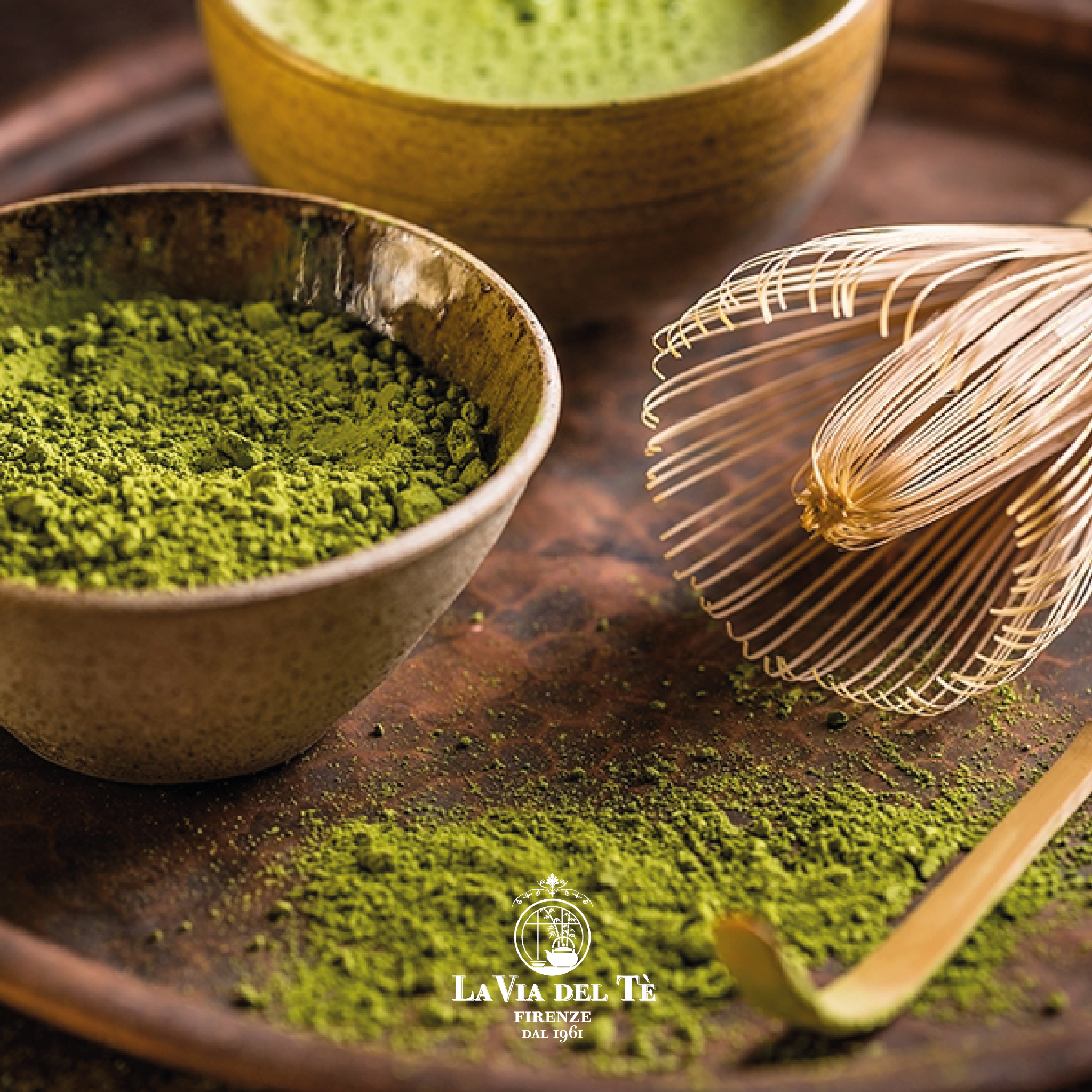 Presentazione La Via del Tè: matcha in polvere, ciotole e frullino in bambù