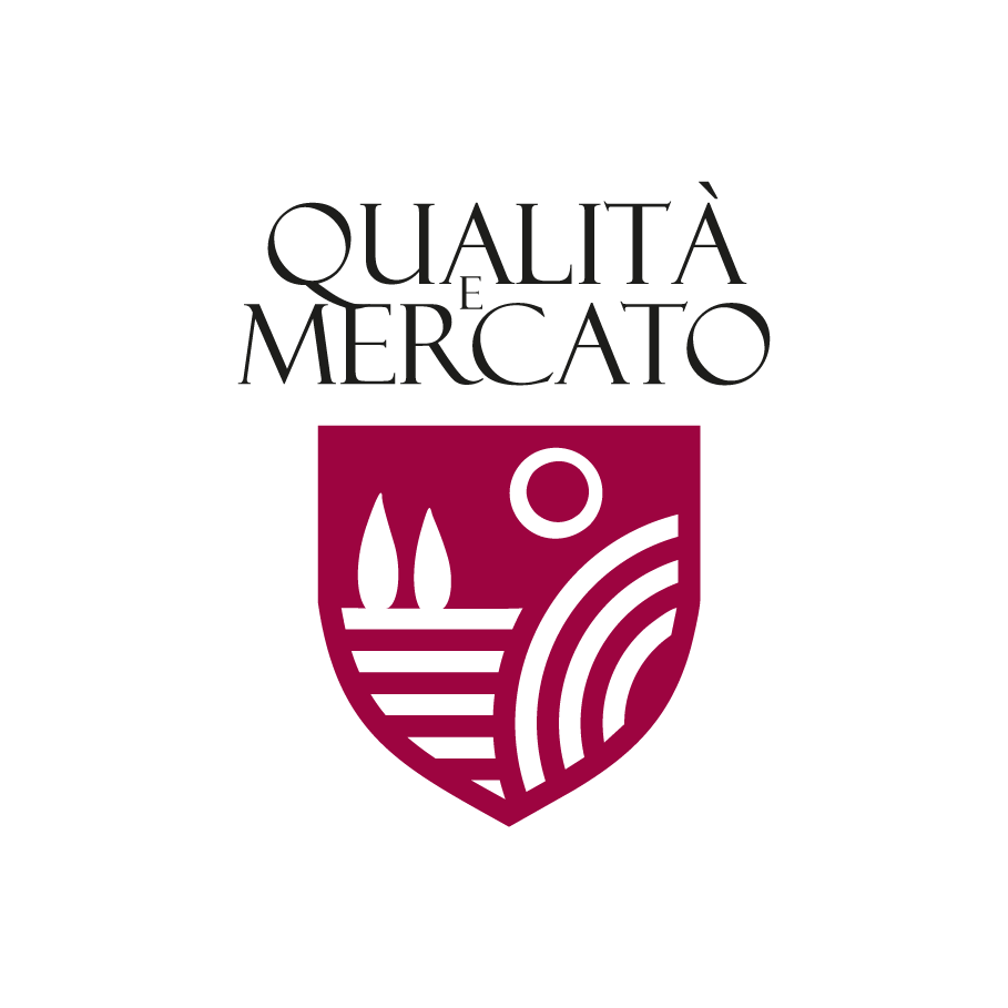 Logo Qualità e Mercato: lettering con grazie e scudo bordeaux con sole, cipressi e linee del paesaggio